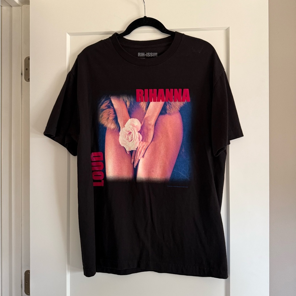 Rih-Issue Graphic Tee